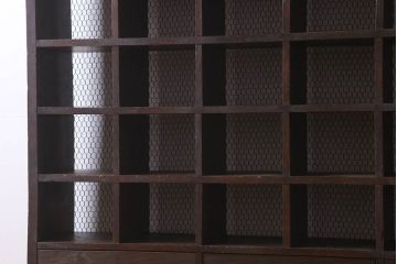 アンティーク家具　特大サイズ　引き出し・戸棚付き!古い木のマス目収納棚(収納棚、飾り棚)
