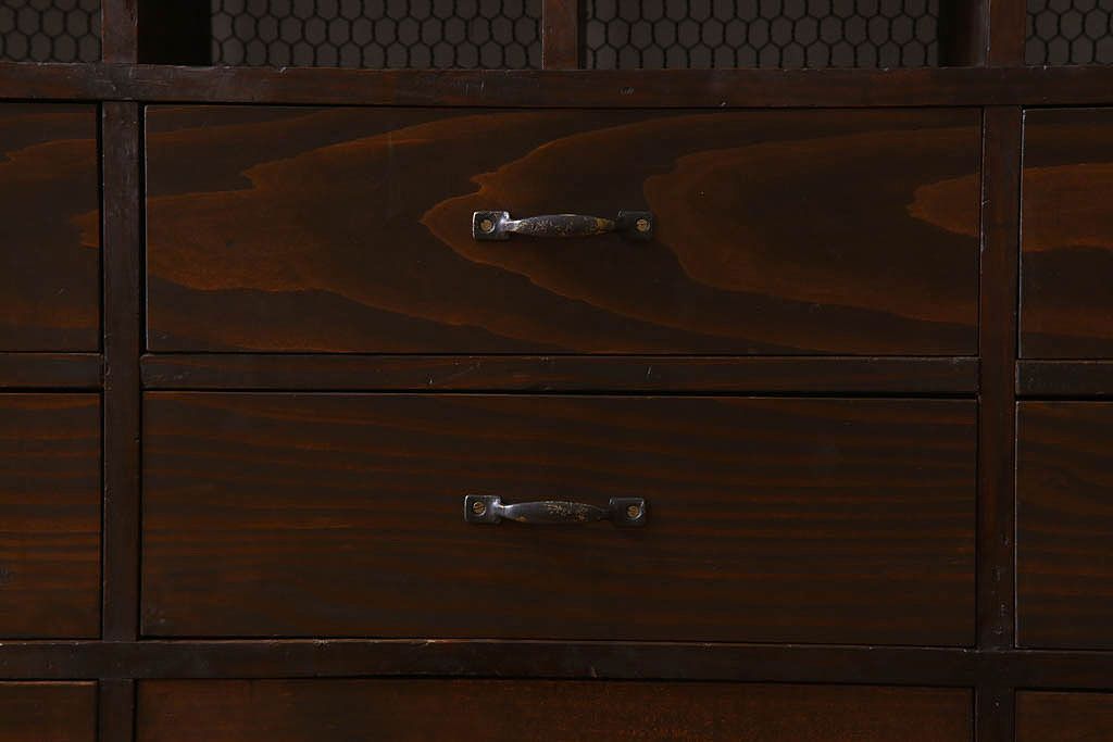 アンティーク家具　特大サイズ　引き出し・戸棚付き!古い木のマス目収納棚(収納棚、飾り棚)