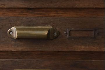 アンティーク家具　ネームプレート　ナラ材製のアンティーク小引き出し(1)