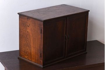 アンティーク家具　大正昭和期　古い栓材の小ぶりでシンプルなアンティーク収納棚