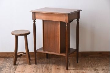 アンティーク家具　ウォールナット　イギリスアンティーク　パーケット　サイドテーブル(チェスト)