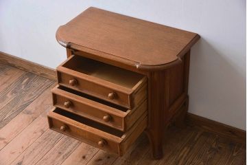 ヴィンテージ家具　オーク材　イギリス　彫刻入りビンテージサイドキャビネット