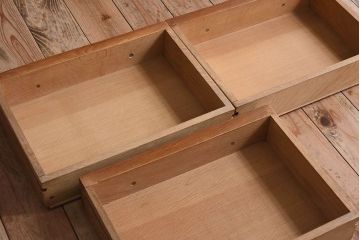 ヴィンテージ家具　オーク材　イギリス　彫刻入りビンテージサイドキャビネット
