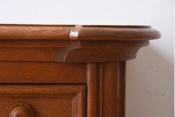 ヴィンテージ家具　オーク材　イギリス　彫刻入りビンテージサイドキャビネット