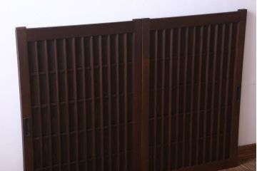 格子デザイン　古民具・骨董　古い木製の板戸2枚セット(窓)(1)