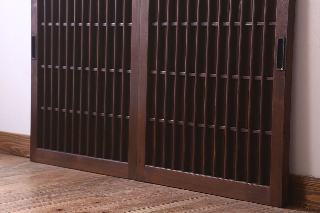 格子デザイン　古民具・骨董　古い木製の板戸2枚セット(窓)(1)