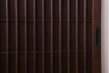 格子デザイン　古民具・骨董　古い木製の板戸2枚セット(窓)(1)