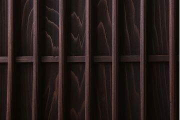 格子デザイン　古民具・骨董　古い木製の板戸2枚セット(窓)(1)