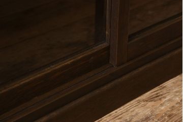 アンティーク家具　クリアガラス引き戸　前面栗材製　古い木のアンティーク収納棚
