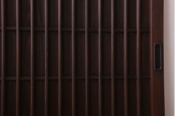 格子デザイン　古民具・骨董　古い木製の板戸2枚セット(窓)(2)