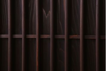 格子デザイン　古民具・骨董　古い木製の板戸2枚セット(窓)(2)