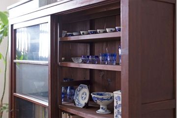 アンティーク家具　ガラス引き戸　薄型!和製アンティークの大きな収納棚