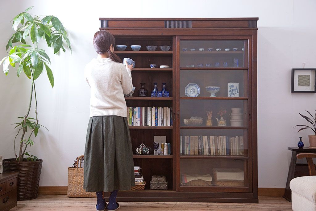 アンティーク家具　ガラス引き戸　薄型!和製アンティークの大きな収納棚