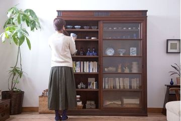 アンティーク家具　ガラス引き戸　薄型!和製アンティークの大きな収納棚
