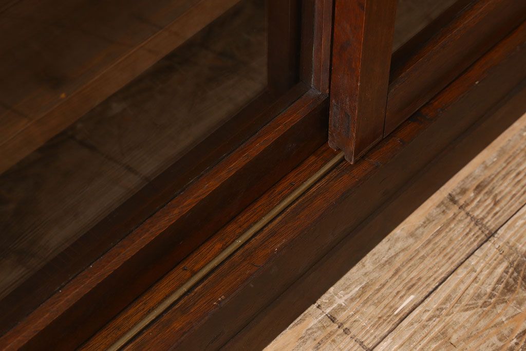 アンティーク家具　ガラス引き戸　薄型!和製アンティークの大きな収納棚