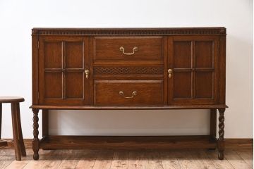 アンティーク家具　イギリスアンティーク　ツイストレッグ　オーク材　上品なサイドキャビネット(サイドボード)