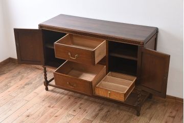 アンティーク家具　イギリスアンティーク　ツイストレッグ　オーク材　上品なサイドキャビネット(サイドボード)
