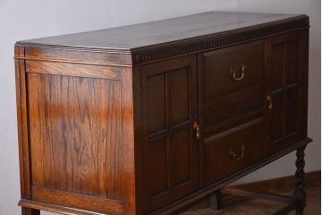 アンティーク家具　イギリスアンティーク　ツイストレッグ　オーク材　上品なサイドキャビネット(サイドボード)