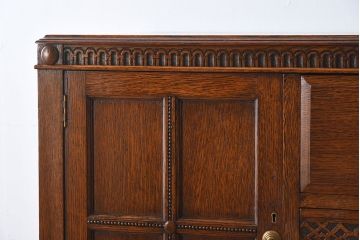 アンティーク家具　イギリスアンティーク　ツイストレッグ　オーク材　上品なサイドキャビネット(サイドボード)