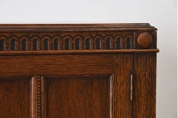アンティーク家具　イギリスアンティーク　ツイストレッグ　オーク材　上品なサイドキャビネット(サイドボード)