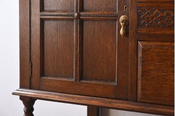 アンティーク家具　イギリスアンティーク　ツイストレッグ　オーク材　上品なサイドキャビネット(サイドボード)