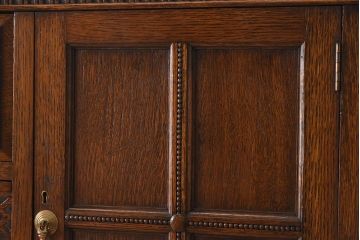 アンティーク家具　イギリスアンティーク　ツイストレッグ　オーク材　上品なサイドキャビネット(サイドボード)