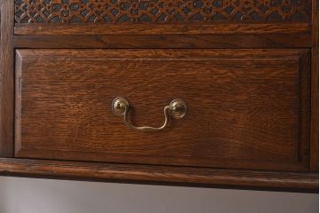 アンティーク家具　イギリスアンティーク　ツイストレッグ　オーク材　上品なサイドキャビネット(サイドボード)