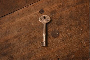 アンティーク家具　イギリスアンティーク　ツイストレッグ　オーク材　上品なサイドキャビネット(サイドボード)