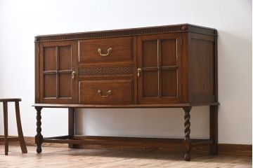 アンティーク家具　イギリスアンティーク　ツイストレッグ　オーク材　上品なサイドキャビネット(サイドボード)
