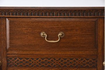 アンティーク家具　イギリスアンティーク　ツイストレッグ　オーク材　上品なサイドキャビネット(サイドボード)