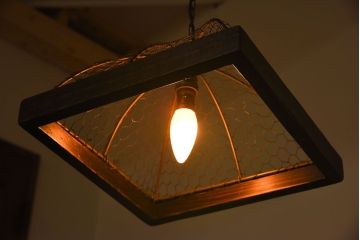 古い金網シェードのアンティーク天井照明