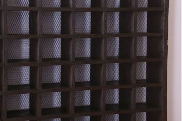 アンティーク家具　特大サイズ!古い木のマス目収納棚(収納棚、飾り棚)(2)