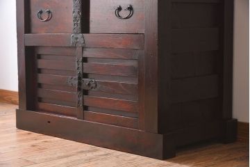 アンティーク家具　太い框組　漆が味わい深い和製アンティークの前欅帳場箪笥