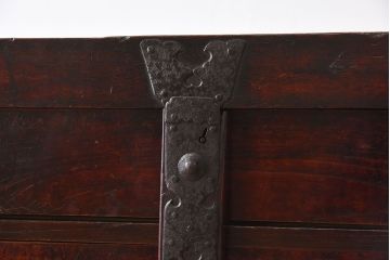 アンティーク家具　太い框組　漆が味わい深い和製アンティークの前欅帳場箪笥