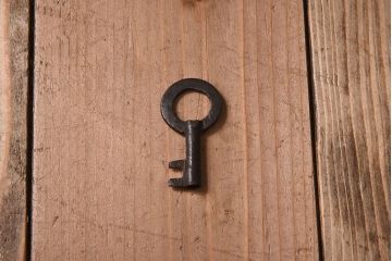 アンティーク家具　太い框組　漆が味わい深い和製アンティークの前欅帳場箪笥