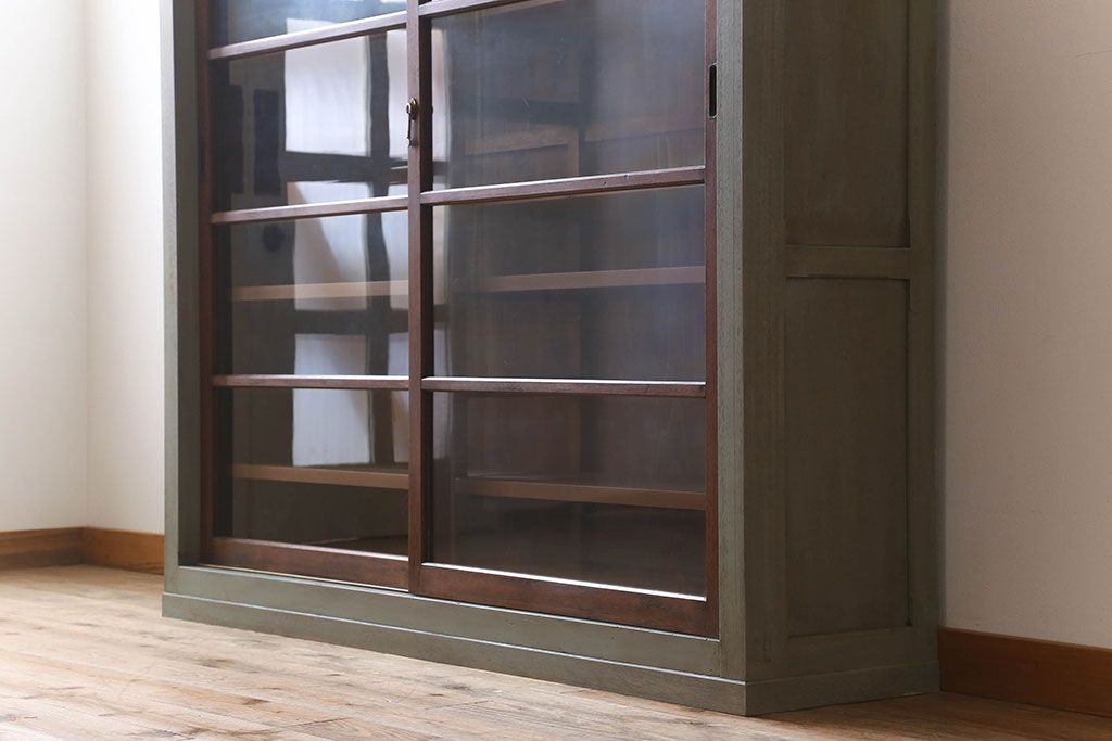 【F様ご成約分】オリーブグリーンペイント　ガラス引き戸　薄型　大きな収納棚