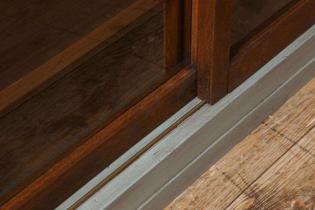 【F様ご成約分】オリーブグリーンペイント　ガラス引き戸　薄型　大きな収納棚