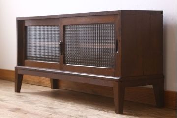 アンティーク家具　チェッカーガラス引き戸!アンティークのローボード(ローチェスト)