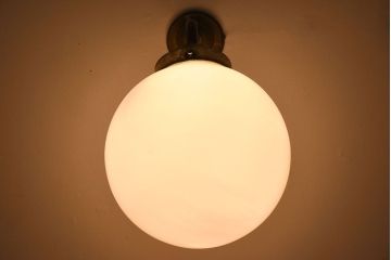 丸いミルクガラスのレトロな壁付け照明(ブラケットライト)