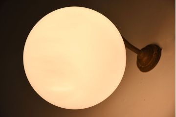 丸いミルクガラスのレトロな壁付け照明(ブラケットライト)