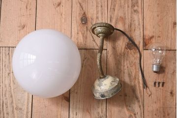 丸いミルクガラスのレトロな壁付け照明(ブラケットライト)