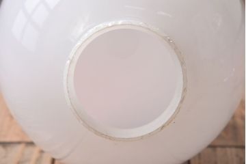 丸いミルクガラスのレトロな壁付け照明(ブラケットライト)