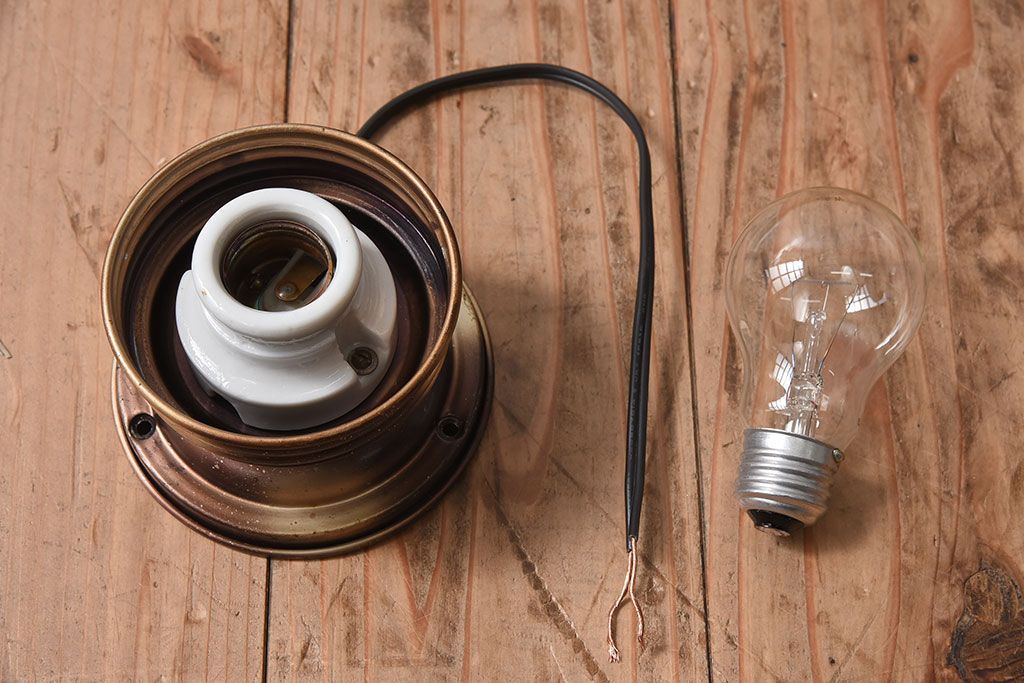 つぼみ型のレトロな壁付け照明(ブラケットライト・天井照明)