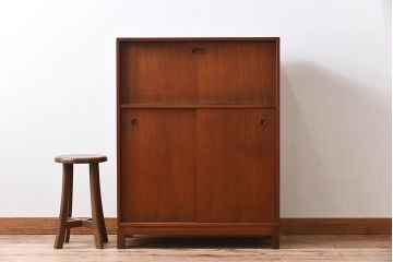 ヴィンテージ家具　北欧ビンテージ　デンマーク製　サイドキャビネット