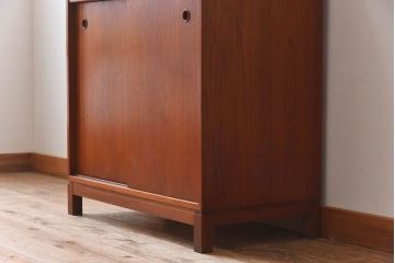 ヴィンテージ家具　北欧ビンテージ　デンマーク製　サイドキャビネット