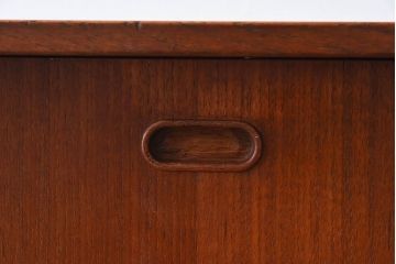 ヴィンテージ家具　北欧ビンテージ　デンマーク製　サイドキャビネット