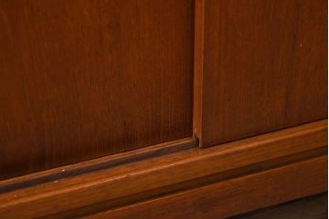 ヴィンテージ家具　北欧ビンテージ　デンマーク製　サイドキャビネット