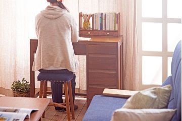 レトロ家具　ラワン材製　シンプル　昭和レトロな古い木の片袖机