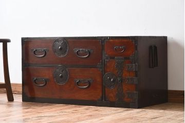 アンティーク家具　明治大正期　前面欅材　玉杢　蝶覆輪金具　小ぶりな時代箪笥ローボード(衣装箪笥)