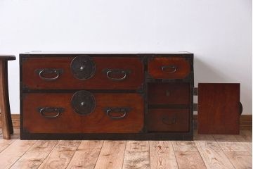 アンティーク家具　明治大正期　前面欅材　玉杢　蝶覆輪金具　小ぶりな時代箪笥ローボード(衣装箪笥)